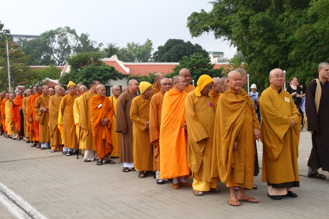 Hà Nội: Chư tôn đức giáo phẩm cùng Phật tử viếng lăng Hồ Chủ Tịch