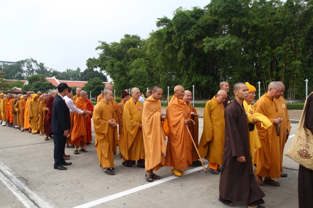 Hà Nội: Chư tôn đức giáo phẩm cùng Phật tử viếng lăng Hồ Chủ Tịch