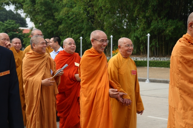 Hà Nội: Chư tôn đức giáo phẩm cùng Phật tử viếng lăng Hồ Chủ Tịch