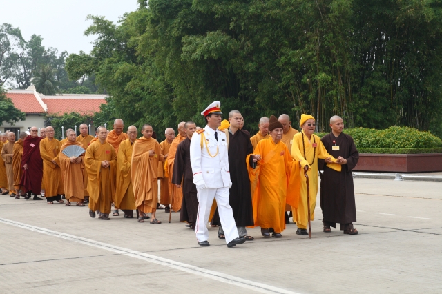 Hà Nội: Chư tôn đức giáo phẩm cùng Phật tử viếng lăng Hồ Chủ Tịch