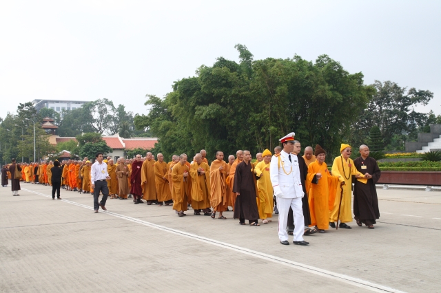 Hà Nội: Chư tôn đức giáo phẩm cùng Phật tử viếng lăng Hồ Chủ Tịch