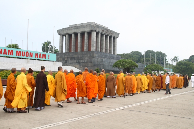 Hà Nội: Chư tôn đức giáo phẩm cùng Phật tử viếng lăng Hồ Chủ Tịch