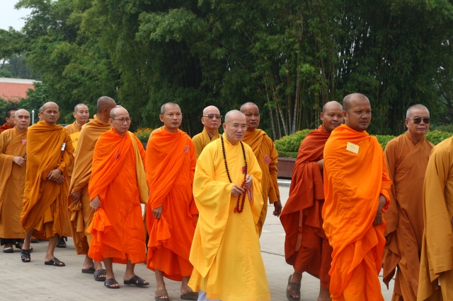 Hà Nội: Chư tôn đức giáo phẩm cùng Phật tử viếng lăng Hồ Chủ Tịch