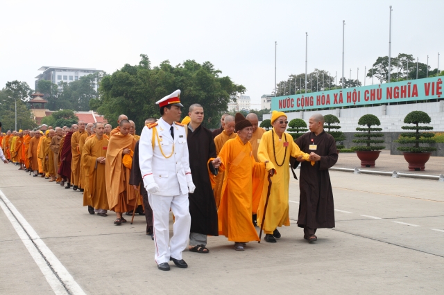 Hà Nội: Chư tôn đức giáo phẩm cùng Phật tử viếng lăng Hồ Chủ Tịch