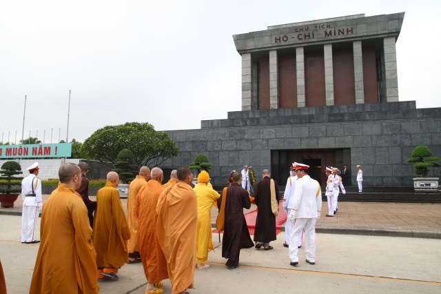 Hà Nội: Chư tôn đức giáo phẩm cùng Phật tử viếng lăng Hồ Chủ Tịch