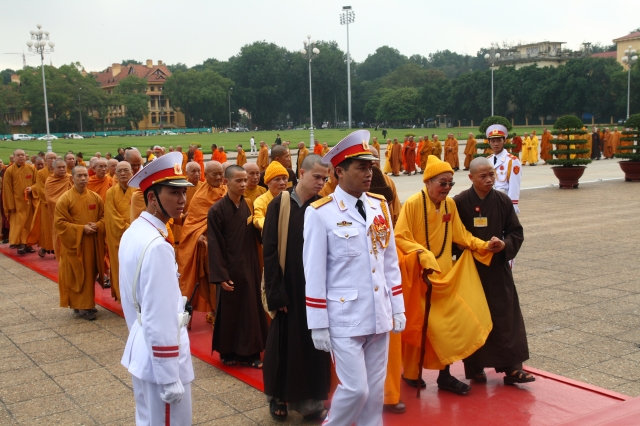 Hà Nội: Chư tôn đức giáo phẩm cùng Phật tử viếng lăng Hồ Chủ Tịch