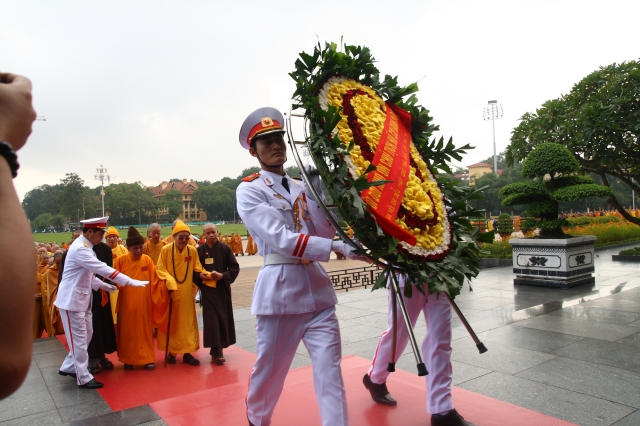 Hà Nội: Chư tôn đức giáo phẩm cùng Phật tử viếng lăng Hồ Chủ Tịch
