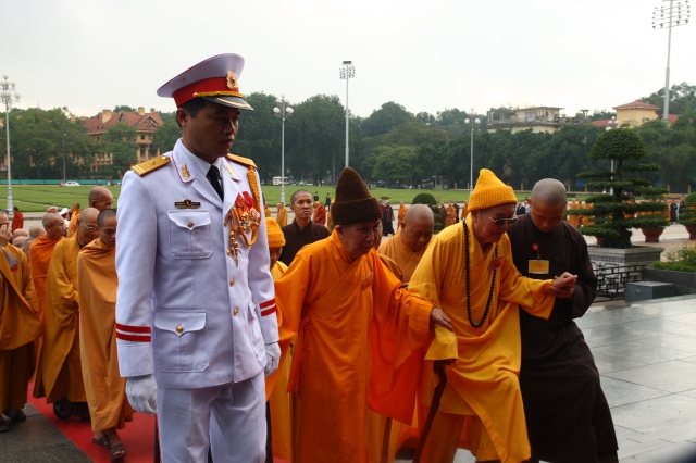 Hà Nội: Chư tôn đức giáo phẩm cùng Phật tử viếng lăng Hồ Chủ Tịch