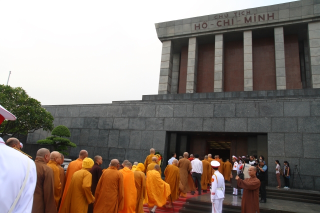Hà Nội: Chư tôn đức giáo phẩm cùng Phật tử viếng lăng Hồ Chủ Tịch