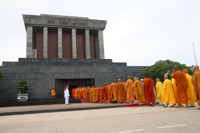 Hà Nội: Chư tôn đức giáo phẩm cùng Phật tử viếng lăng Hồ Chủ Tịch