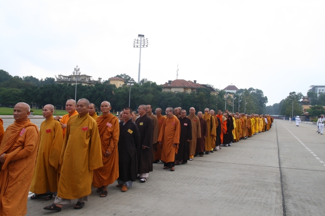 Hà Nội: Chư tôn đức giáo phẩm cùng Phật tử viếng lăng Hồ Chủ Tịch