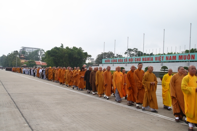 Hà Nội: Chư tôn đức giáo phẩm cùng Phật tử viếng lăng Hồ Chủ Tịch