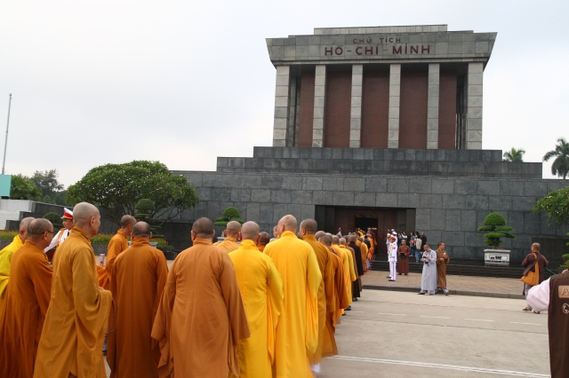 Hà Nội: Chư tôn đức giáo phẩm cùng Phật tử viếng lăng Hồ Chủ Tịch