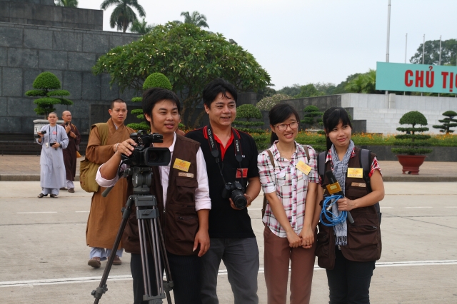 Hà Nội: Chư tôn đức giáo phẩm cùng Phật tử viếng lăng Hồ Chủ Tịch