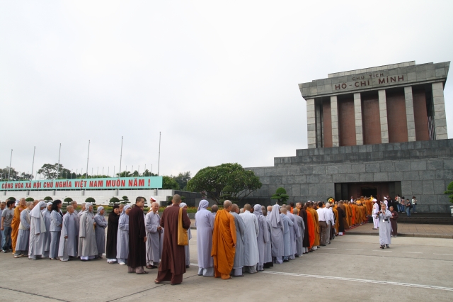 Hà Nội: Chư tôn đức giáo phẩm cùng Phật tử viếng lăng Hồ Chủ Tịch