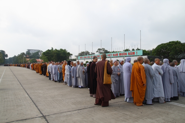 Hà Nội: Chư tôn đức giáo phẩm cùng Phật tử viếng lăng Hồ Chủ Tịch