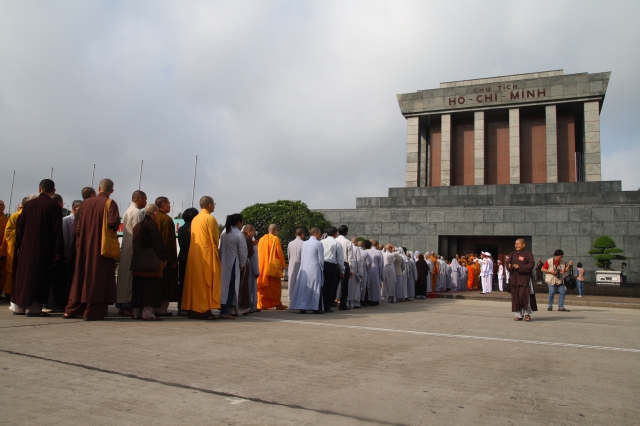 Hà Nội: Chư tôn đức giáo phẩm cùng Phật tử viếng lăng Hồ Chủ Tịch