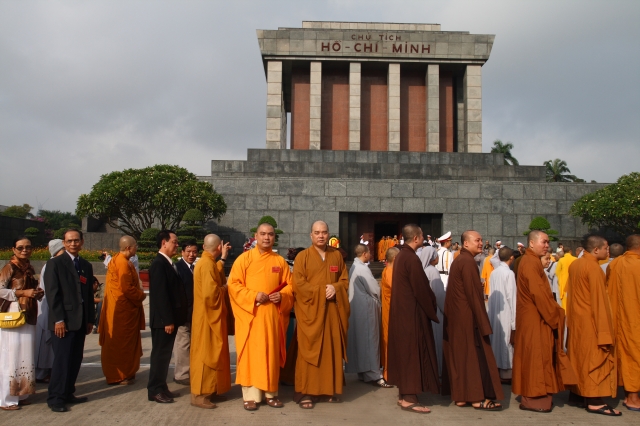 Hà Nội: Chư tôn đức giáo phẩm cùng Phật tử viếng lăng Hồ Chủ Tịch