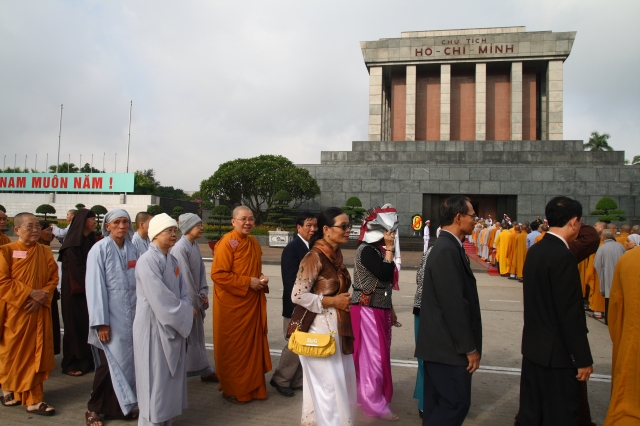 Hà Nội: Chư tôn đức giáo phẩm cùng Phật tử viếng lăng Hồ Chủ Tịch