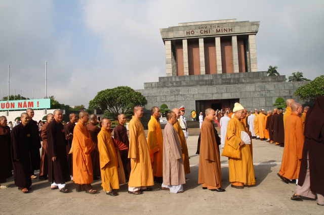 Hà Nội: Chư tôn đức giáo phẩm cùng Phật tử viếng lăng Hồ Chủ Tịch