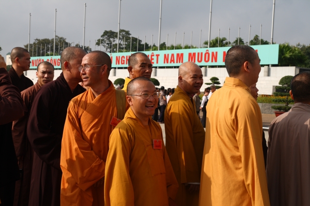 Hà Nội: Chư tôn đức giáo phẩm cùng Phật tử viếng lăng Hồ Chủ Tịch