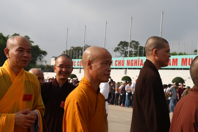 Hà Nội: Chư tôn đức giáo phẩm cùng Phật tử viếng lăng Hồ Chủ Tịch