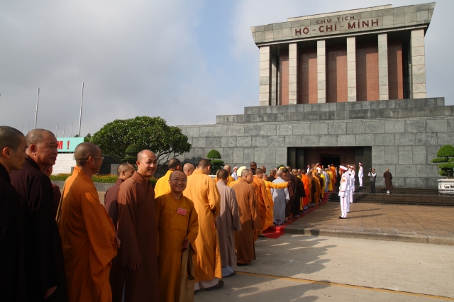 Hà Nội: Chư tôn đức giáo phẩm cùng Phật tử viếng lăng Hồ Chủ Tịch