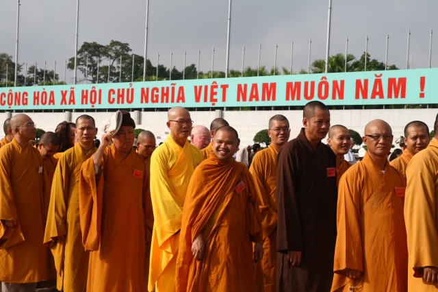 Hà Nội: Chư tôn đức giáo phẩm cùng Phật tử viếng lăng Hồ Chủ Tịch