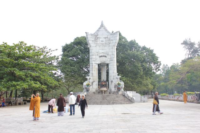 Quảng Trị: Chư Tôn Đức Chùa Giác Hải, Chùa Thiên Khánh Và Chùa Tuyền Lâm Thiết Lễ Cầu Siêu Tại Nghĩa Trang Trường Sơn