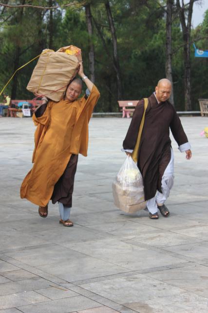 Quảng Trị: Chư Tôn Đức Chùa Giác Hải, Chùa Thiên Khánh Và Chùa Tuyền Lâm Thiết Lễ Cầu Siêu Tại Nghĩa Trang Trường Sơn