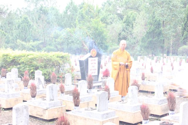 Quảng Trị: Chư Tôn Đức Chùa Giác Hải, Chùa Thiên Khánh Và Chùa Tuyền Lâm Thiết Lễ Cầu Siêu Tại Nghĩa Trang Trường Sơn