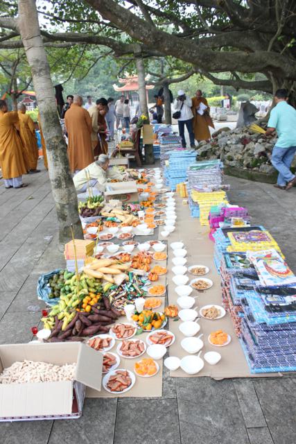 Quảng Trị: Chư Tôn Đức Chùa Giác Hải, Chùa Thiên Khánh Và Chùa Tuyền Lâm Thiết Lễ Cầu Siêu Tại Nghĩa Trang Trường Sơn