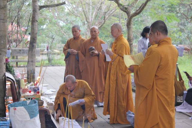 Quảng Trị: Chư Tôn Đức Chùa Giác Hải, Chùa Thiên Khánh Và Chùa Tuyền Lâm Thiết Lễ Cầu Siêu Tại Nghĩa Trang Trường Sơn