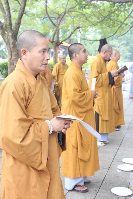 Quảng Trị: Chư Tôn Đức Chùa Giác Hải, Chùa Thiên Khánh Và Chùa Tuyền Lâm Thiết Lễ Cầu Siêu Tại Nghĩa Trang Trường Sơn