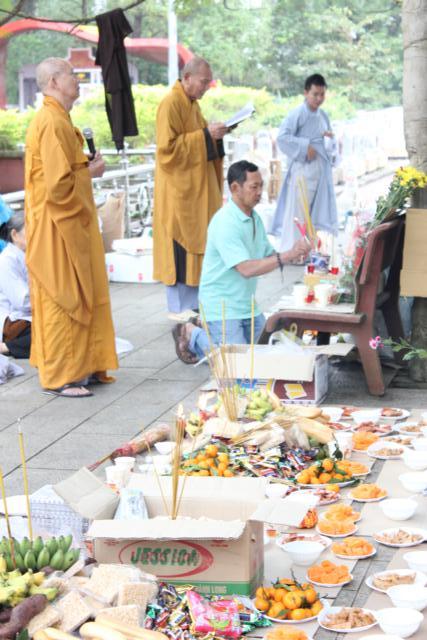 Quảng Trị: Chư Tôn Đức Chùa Giác Hải, Chùa Thiên Khánh Và Chùa Tuyền Lâm Thiết Lễ Cầu Siêu Tại Nghĩa Trang Trường Sơn