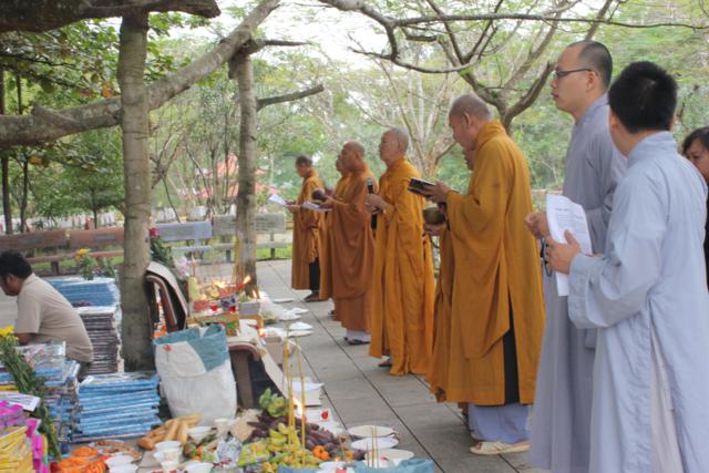 Quảng Trị: Chư Tôn Đức Chùa Giác Hải, Chùa Thiên Khánh Và Chùa Tuyền Lâm Thiết Lễ Cầu Siêu Tại Nghĩa Trang Trường Sơn