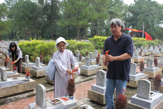 Quảng Trị: Chư Tôn Đức Chùa Giác Hải, Chùa Thiên Khánh Và Chùa Tuyền Lâm Thiết Lễ Cầu Siêu Tại Nghĩa Trang Trường Sơn