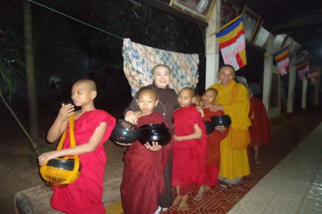 Chư Tôn Đức Tăng Ni Phật tử phái đoàn Việt Nam hành hương Myanmar