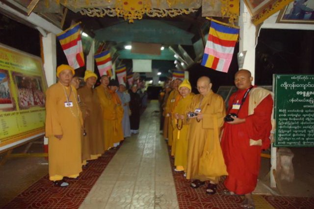 Chư Tôn Đức Tăng Ni Phật tử phái đoàn Việt Nam hành hương Myanmar