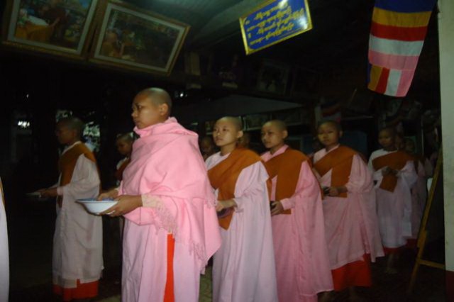 Chư Tôn Đức Tăng Ni Phật tử phái đoàn Việt Nam hành hương Myanmar