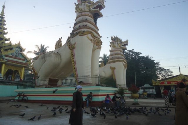 Chư Tôn Đức Tăng Ni Phật tử phái đoàn Việt Nam hành hương Myanmar