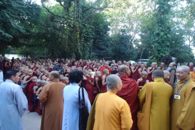 Chư Tôn Đức Tăng Ni Phật tử phái đoàn Việt Nam hành hương Myanmar