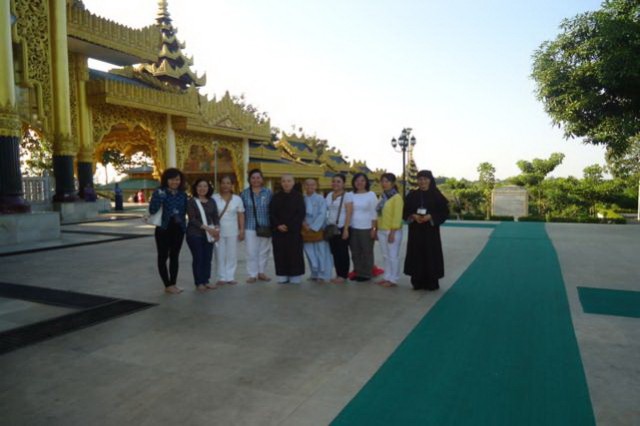 Chư Tôn Đức Tăng Ni Phật tử phái đoàn Việt Nam hành hương Myanmar