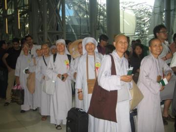 Đoàn Ni giới và Nữ Phật tử Việt Nam chính thức khởi hành tham dự Hội nghị Sakyadhita 13