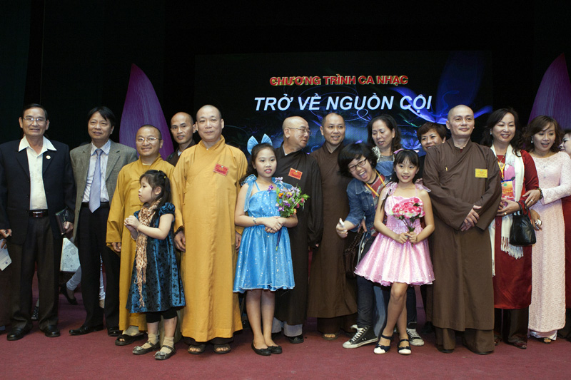 Hoành tráng đêm văn nghệ chào mừng Đại hội “Trở về nguồn cội”