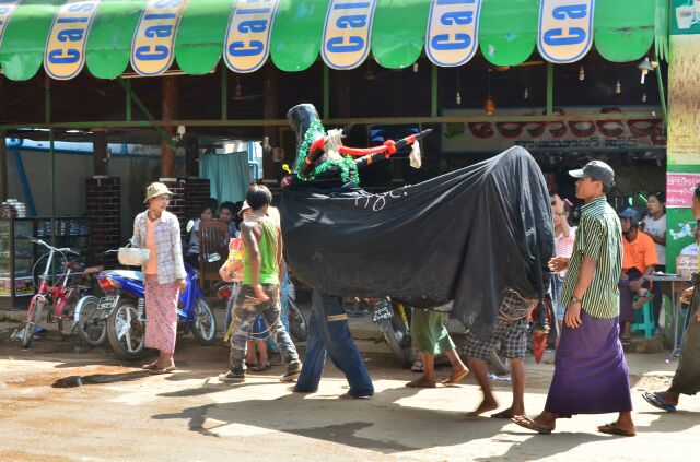 Chùa Đá Vàng, Myanmar