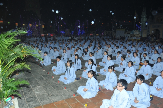Hà Tĩnh: Chùa Trúc Lâm Thanh Lương tưng bừng Pháp hội hoa đăng vía Đức Phật A Di Đà