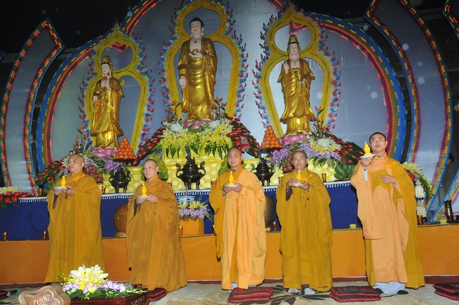 Hà Tĩnh: Chùa Trúc Lâm Thanh Lương tưng bừng Pháp hội hoa đăng vía Đức Phật A Di Đà