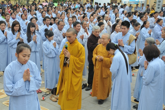 Hà Tĩnh: Chùa Trúc Lâm Thanh Lương tưng bừng Pháp hội hoa đăng vía Đức Phật A Di Đà
