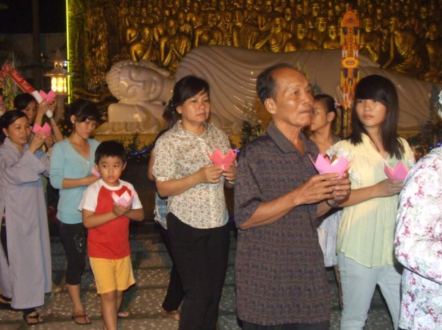 TP. HCM: Lễ liên hoa đăng mừng thánh đản Phật A-di-đà tại chùa Long Vân
